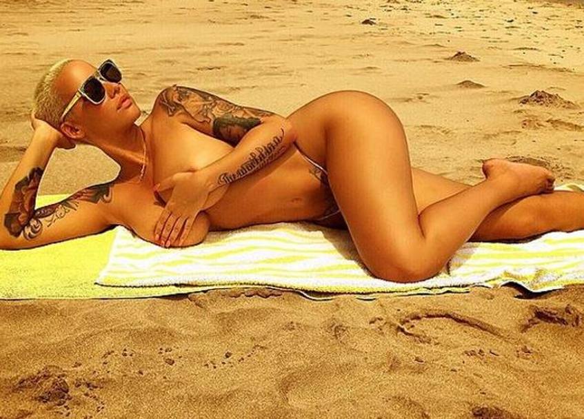 Amber Rose, la modella 31enne americana, sotto il sole bollente delle Hawaii... sfoggia un nudo quasi integrale. (Instragram)